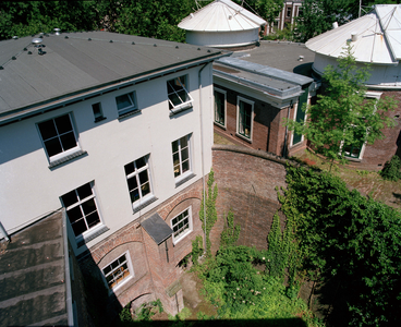 843660 Gezicht op de bebouwing rond de binnenplaats van de Sterrenwacht (Zonnenburg 2) te Utrecht.